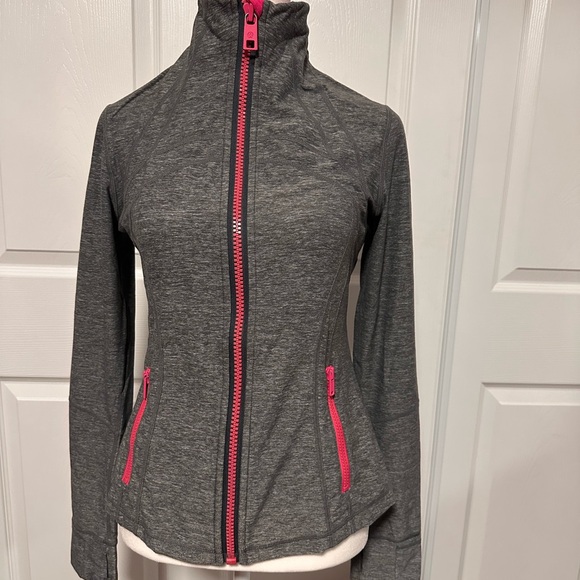 Lululemon Define Jacket * Cuffins, gray with Pink Accents Zippers, sizer 8 - Picture 4 of 4